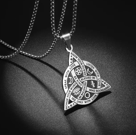 Amulet triquetra s nápisy